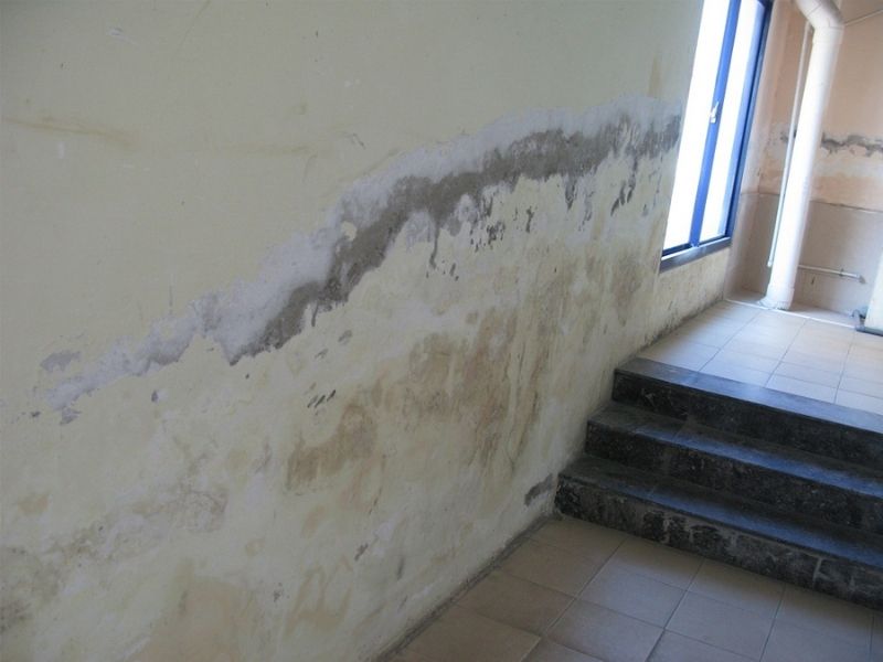 Không chống thấm tường nhà liền kề gây mất thẩm mỹ cho ngôi nhà